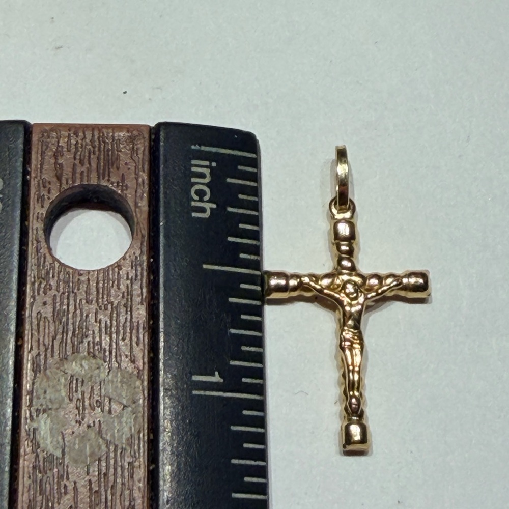 18k yellow Gold Crucifix Pendant - Picture 4 of 7